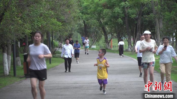成都夜运动热潮升温 大运会临近市民积极参与体