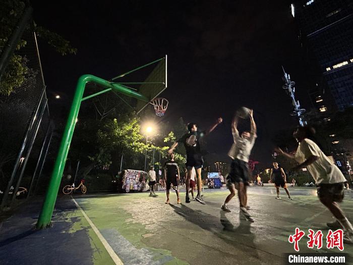 成都夜运动热潮升温 大运会临近市民积极参与体