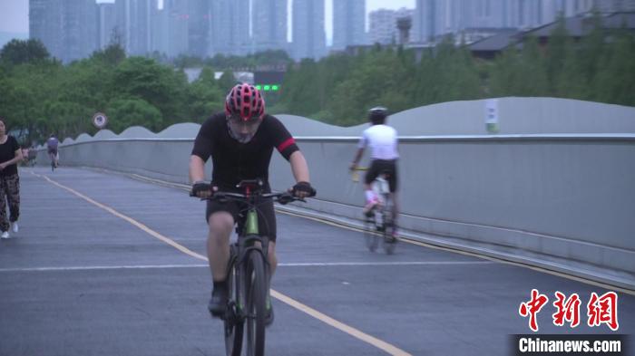 成都夜运动热潮升温 大运会临近市民积极参与体