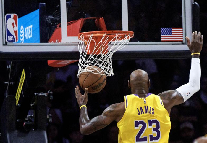 41岁詹姆斯引领新时代篮球打法 三双数据刷新纪