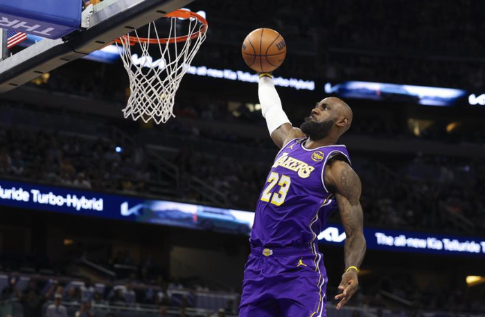 41岁詹姆斯引领新时代篮球打法 三双数据刷新纪