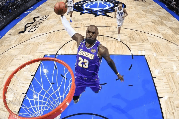 詹姆斯角色蜕变助力湖人进攻体系升级