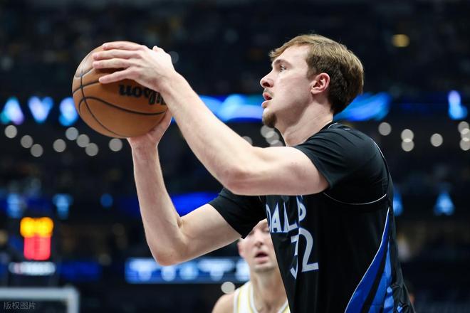 独行侠力克湖人，弗拉格45+8+9率队取胜 詹姆斯单