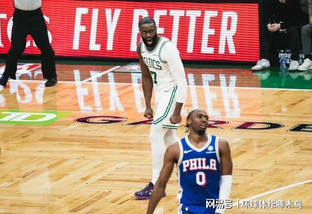 波士顿凯尔特人横扫费城76人，系列赛先拔头筹